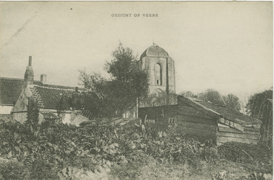 455-977 Gezicht op Veere. Een achtertuin in Veere met op de achtergrond de toren van de Grote kerk