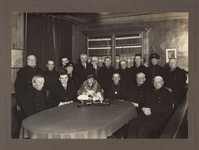 463-28 Burgemeester David de Buck (Koudekerke 1871-1927) en zijn echtgenote met de gemeenteraad en medewerkers in de ...