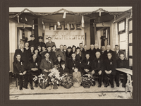 463-29 Groepsfoto van de gemeenteraad van Biggekerke met hun echtgenotes en medewerkers, met burgemeester D. de Buck en ...