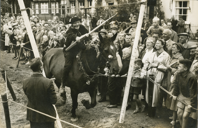 480-10 Een ringrijder en publiek tijdens de jaarlijkse ringrijderij op het Molenwater te Middelburg