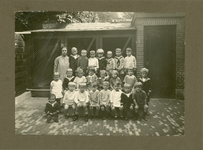 480-14 Leerlingen en onderwijzeres van de kleuterschool Bree te Middelburg