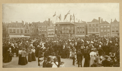 480-16 Een mensenmenigte op de Markt te Middelburg tijdens het koninklijk bezoek te Middelburg