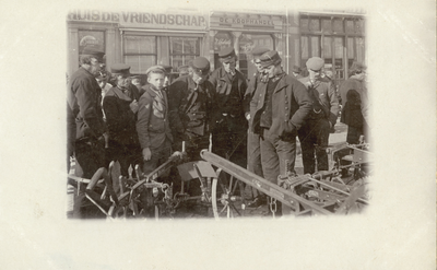 480-5 Mannen bekijken landbouwwerktuigen op de Markt te Middelburg