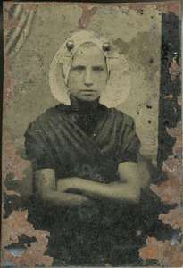 482-29 Portret van een meisje in Zuid-Bevelandse klederdracht (familie Glerum te Yerseke?)