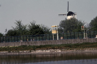 523-28 Het zwembad aan de Poelendaelesingel te Middelburg met op de achtergrond molen De Hoop 