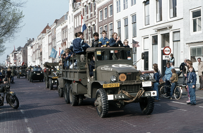 523-34 Optocht van militaire voertuigen op de Londensekaai te Middelburg