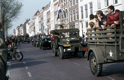 523-35 Optocht van militaire voertuigen op de Londensekaai te Middelburg