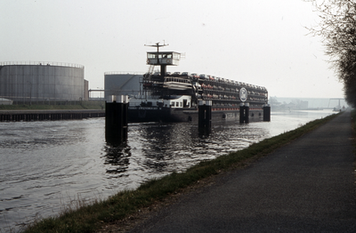 523-37 Een autoschip in het Kanaal door Walcheren bij Vlissingen. Rechts op de achtergrond de keersluisbrug