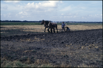 523-58 Een boer bezig met het ploegen van een akker op Walcheren