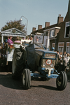 523-62 Optocht met versierde wagens en muziekkorpsen te Westkapelle t.g.v. de viering van 500 jaar professionele dijkwerken