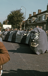 523-66 Optocht met versierde wagens en muziekkorpsen te Westkapelle t.g.v. de viering van 500 jaar professionele dijkwerken