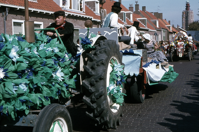523-68 Optocht met versierde wagens en muziekkorpsen te Westkapelle t.g.v. de viering van 500 jaar professionele dijkwerken