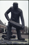 540-79 Standbeeld van de Dijkwerker van beeldhouwer Ad Braat op de Markt te Westkapelle