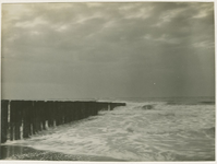 557-103 Een paalhoofd in de zee bij Domburg