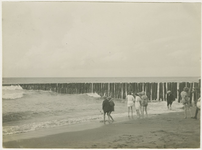 557-105 Badgasten op het strand (vermoedelijk bij Domburg)