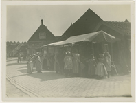 557-154 Een marktkraam in de A. de Koningstraat (hoek Johan Frisostraat) te Kwadendamme