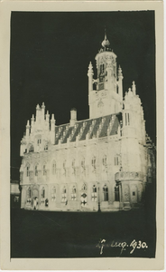584-114 Het verlichte stadhuis aan de Markt te Middelburg