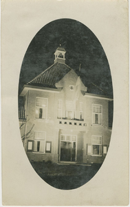 584-117 Het verlichte gemeentehuis te Sint Laurens