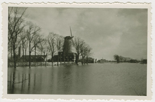 584-124 Molen De Hoop aan het Vlissingsbolwerk tijdens de inundatie van Walcheren. Links het gebouw van de PZEM en ...