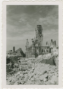 584-136 Het door oorlogsgeweld verwoeste stadhuis te Middelburg