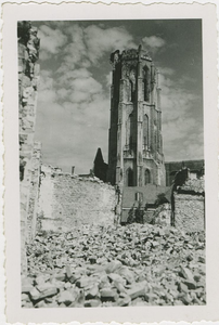 584-139 De door oorlogsgeweld verwoeste Abdijtoren te Middelburg