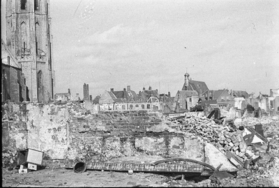 584-14 Door oorlogsgeweld vernielde panden bij de Abdijtoren te Middelburg
