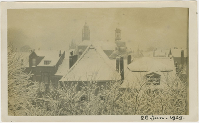 584-140 Besneeuwde daken in Middelburg met op de achtergrond het stadhuis en de Rooms-Latholieke kerk