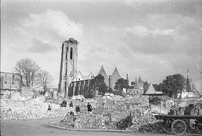 584-15 De door oorlogsgeweld vernielde Abdijtoren, kerk, abdijgebouwen en panden, gezien vanaf de Lange Delft te Middelburg