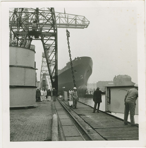 584-156 Tewaterlating van het vaartuig Straat Napier op de werf van De Schelde te Vlissingen