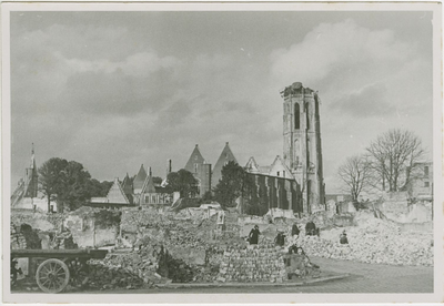 584-160 De door oorlogsgeweld verwoeste Abdijtoren en kerk te Middelburg
