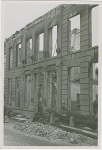 584-164 Een door oorlogsgeweld verwoest pand te Middelburg