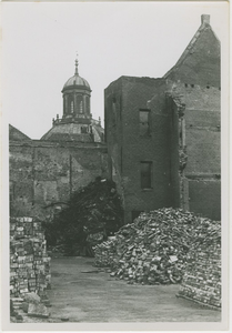 584-165 Door oorlogsgeweld verwoest pakhuis van het Oost-Indisch huis aan de Breestraat te Middelburg met op de ...