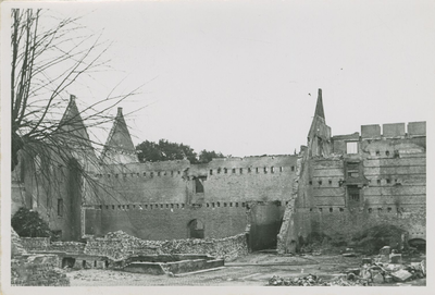 584-166 Door oorlogsgeweld verwoeste Abdijgebouwen te Middelburg