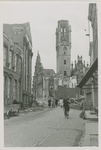 584-169 Het door oorlogsgeweld verwoeste stadhuis te Middelburg, gezien vanuit de Lange Noordstraat