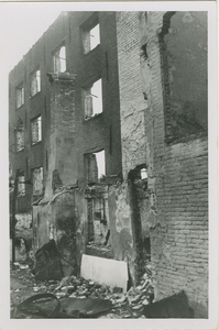 584-172 Een door oorlogsgeweld verwoest pand te Middelburg