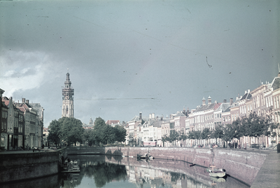 584-2 Het Prins Hendrikdok aan de Dam te Middelburg met op de achtergrond de Abdijtoren