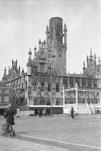 584-36 Het door oorlogsgeweld vernielde stadhuis aan de Markt te Middelburg