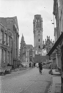 584-37 Het door oorlogsgeweld vernielde stadhuis te Middelburg, gezien vanaf de Lange Noordstraat