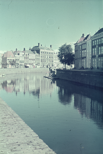 584-81 Het Prins Hendrikdok aan de Dam te Middelburg met op de achtergrond het Oost-Indisch Huis