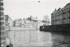 584-83 Het Prins Hendrikdok aan de Dam te Middelburg met op de achtergrond het Oost-Indisch Huis