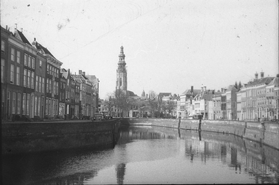 584-92 Het Prins Hendrikdok aan de Dam te Middelburg met op de achtergrond de Abdijtoren
