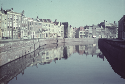 584-93 Het Prins Hendrikdok aan de Dam te Middelburg met rechts op de achtergrond het Oost-Indisch Huis