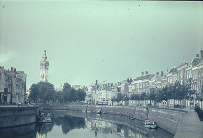 584-96 Het Prins Hendrikdok aan de Dam te Middelburg met op de achtergrond de Abdijtoren