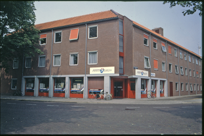 585-28 Het Arbeidsbureau op de hoek van de Stadhuisstraat en de Sint Sebastiaanstraat te Middelburg