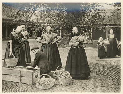 60-9 Vrouwen in dracht op de Botermarkt te Middelburg