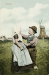 600-104 Zeeland.. Twee kinderen in dracht met een molen op de achtergrond