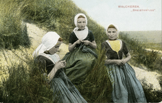 600-106 Walcheren. Breistertjes .. Drie meisjes in dracht aan het breien in de duinen op Walcheren