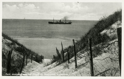 600-114 Duin, doorgang naar het Strand en Zeegezicht, Valkenisse. Een schip op de Westerschelde gezien vanaf de duinen ...