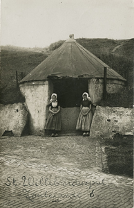 600-116 St. Willebrordusput Zoutelande. Twee meisjes in dracht bij de Willibrordusput te Zoutelande