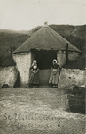 600-116 St. Willebrordusput Zoutelande. Twee meisjes in dracht bij de Willibrordusput te Zoutelande